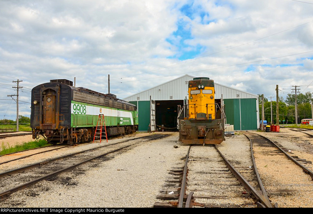 E-9AM Burlington Northern Locomotive with a CNW SD40-2